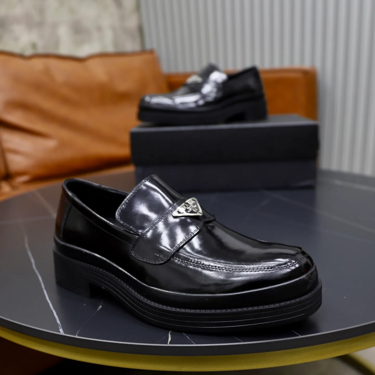 Ex-factory price: 500💰🙅‍♂️🙅‍♂️🙅‍♂️ Brand: PRADA Standard code: Men's code 38-44 (45 can be customized) Grade: Same style as the official website Original order quality Material: Original cowhide surface Comfortable lining Original outsole Style category: Men's fashionable casual leather shoes Distinguished big-name luxury elements Top luxury Color: Color of the actual picture